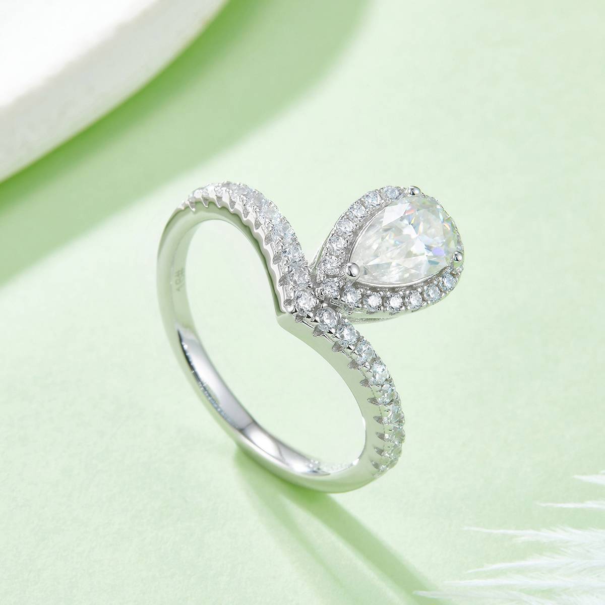 V-shaped minimalist water droplet S925 silver plated platinum colored moissanite diamond women's ring 1 carat D-grade
